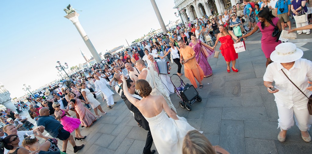 venice-wedding-dancing-in-group-with-the-hare-krishna