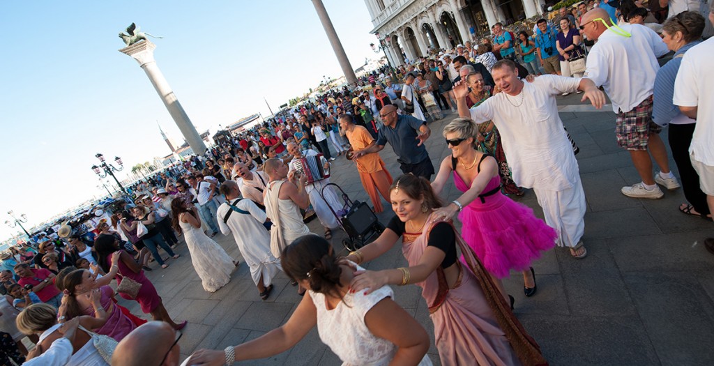 venice-wedding-st-marks-queue-dancing-with-hare-krishna.jpg